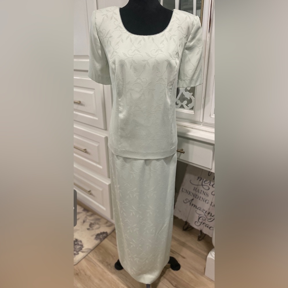 181.  GEMINI II DESIGNS INC FORMAL DRESS LINED BEADED NECKLINE LIGHT GREEN sz 16